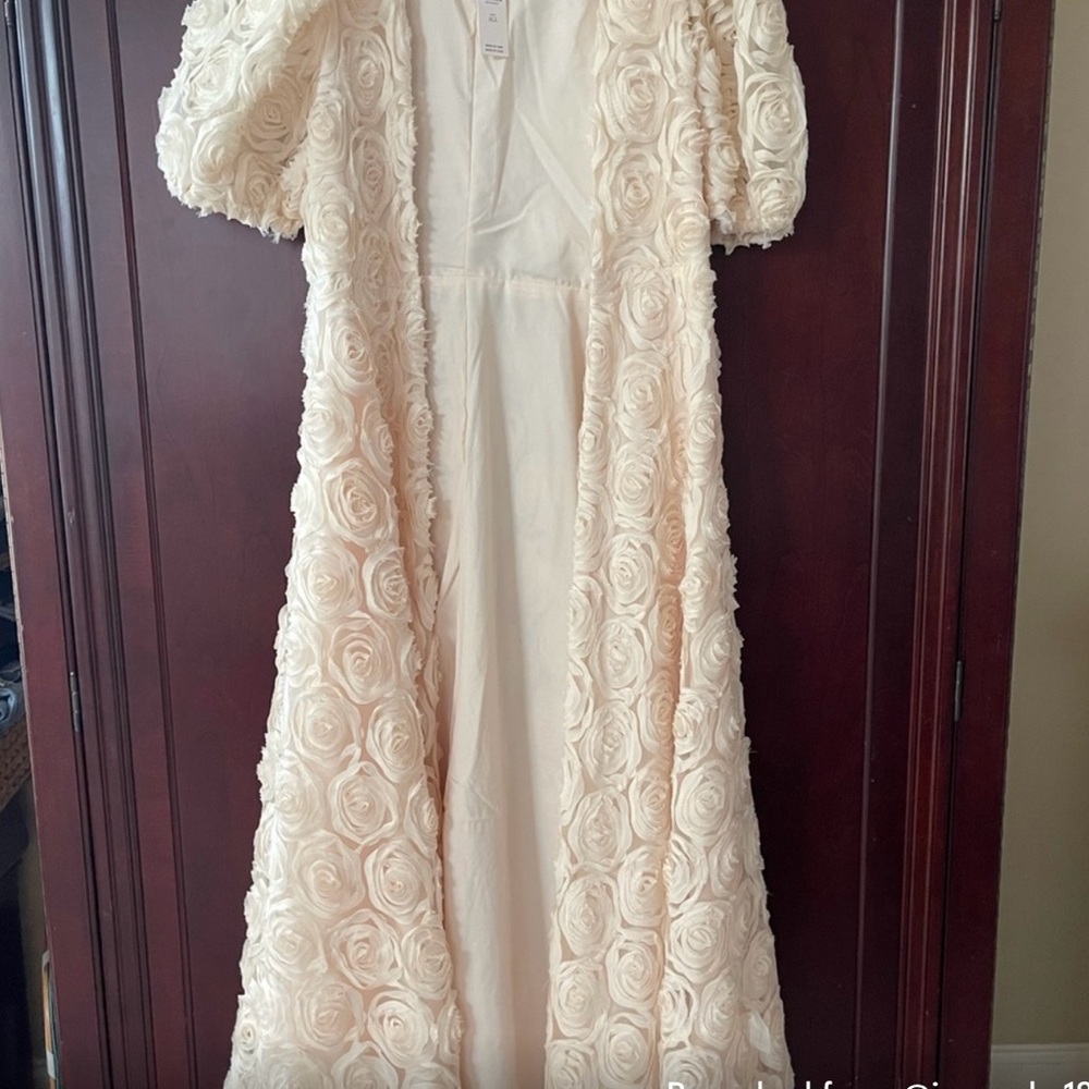 Elegant Cream Lace Robe with Vintage-Inspired Design